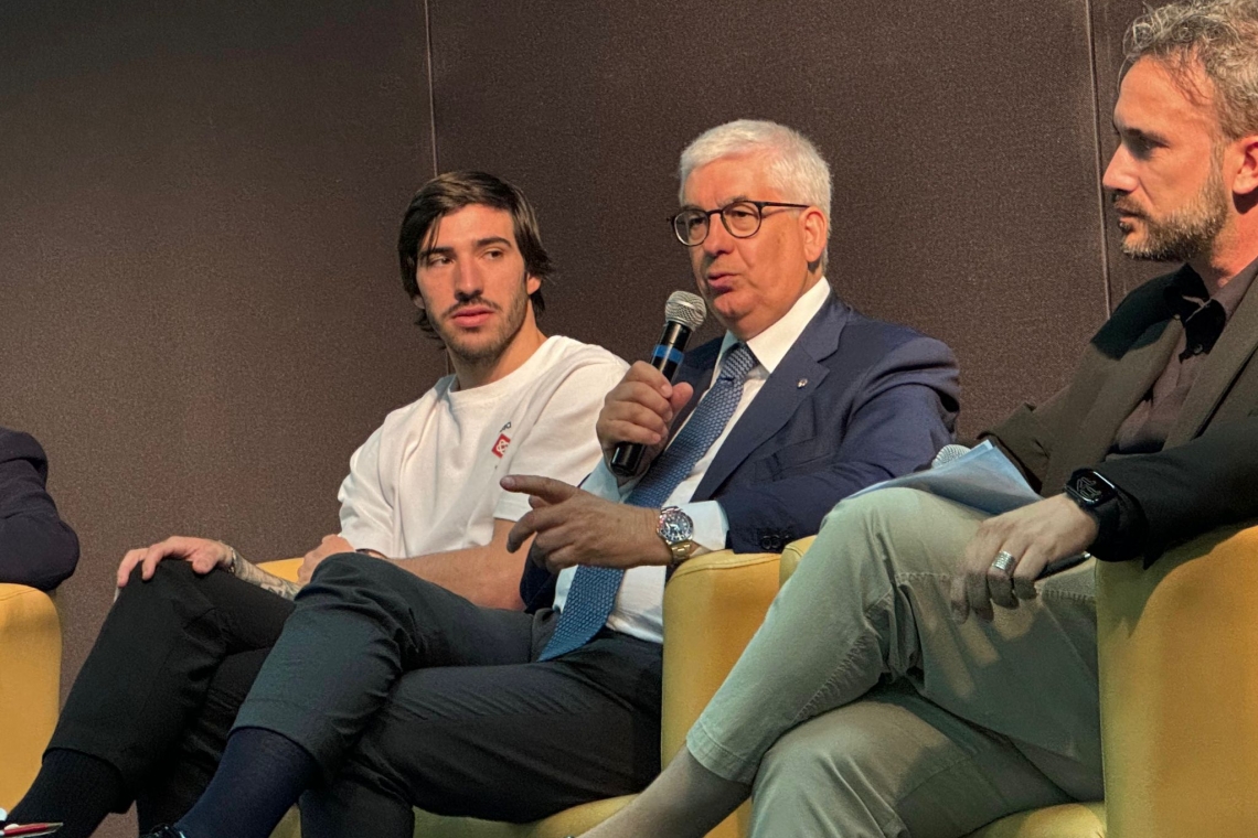 Sandro Tonali oltre la squalifica: il centrocampista del Newcastle incontra gli studenti e i giovani calciatori di Bari per parlare di fair play e rispetto delle regole